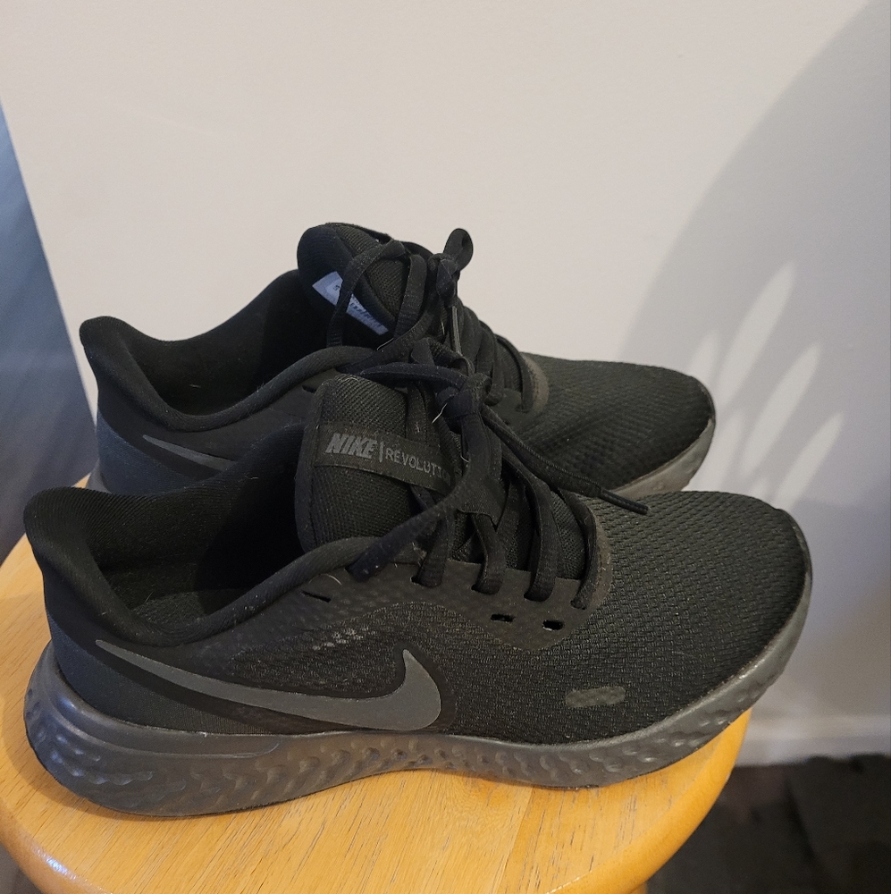 Black Womens Nike Revolution shoes, size 6